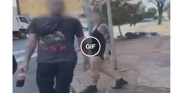 A infelicidade do carinha que não perdoou a buzinada, por causa da ninfetheenha gótica