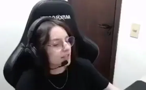 Donzela gamer com um missão impossível kkk
